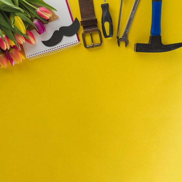 Surface jaune avec éléments décoratifs et espace pour les messages