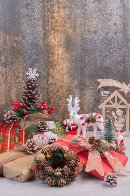 Surface de Noël avec cerf, pin et père Noël