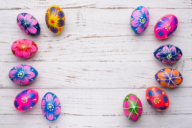 Surface avec des oeufs colorés prêts pour le jour de Pâques