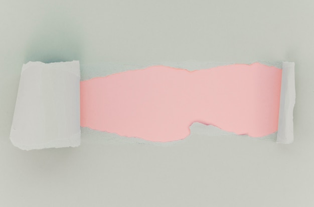 Surface de papier déchiré rose et blanc