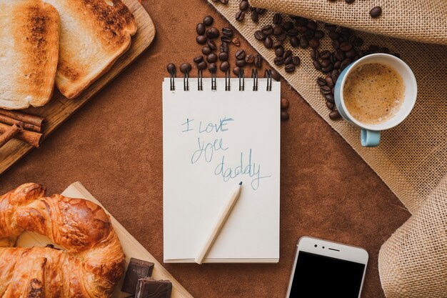 Surface avec petit déjeuner et message pour la fête des pères