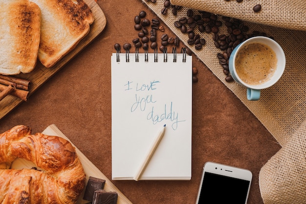 Surface avec petit déjeuner et message pour la fête des pères