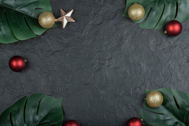 Surface sombre avec des boules de Noël et des feuilles