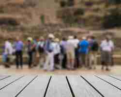 Photo gratuite surface de la table donnant sur un groupe de touristes