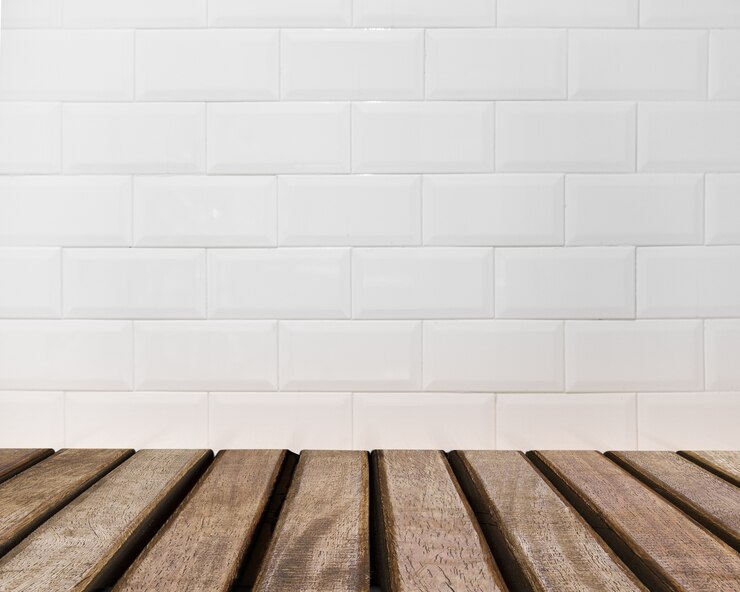 Photo gratuit surface de la table donnant sur un mur de briques blanches