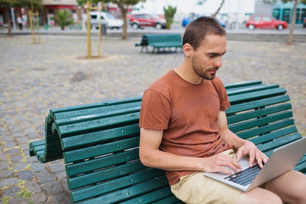 Surfer sur le net en plein air