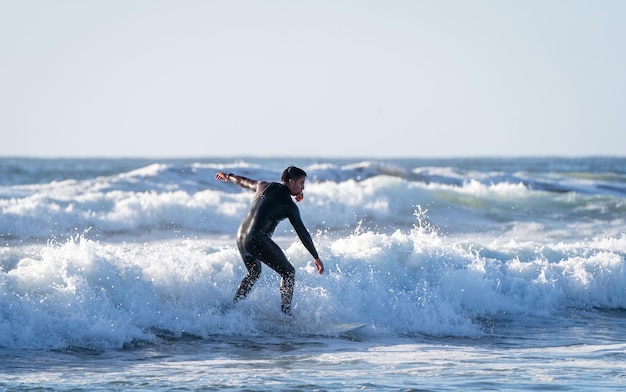 Surfer sur la vague avec un appareil photo sur la plage de la serena au chili