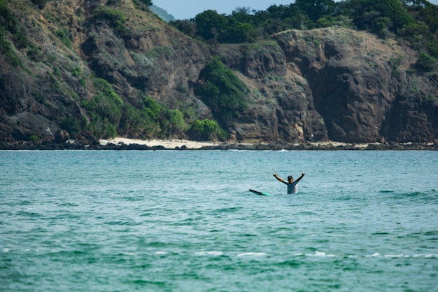 Surfer sur une vague bleue.