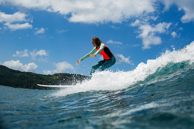 Surfer sur une vague bleue.