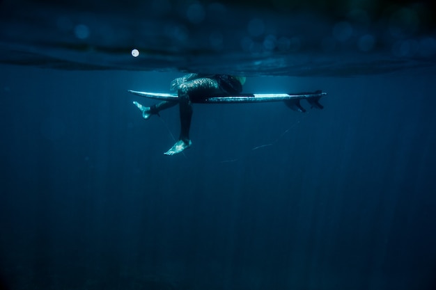 Surfer sur une vague bleue.