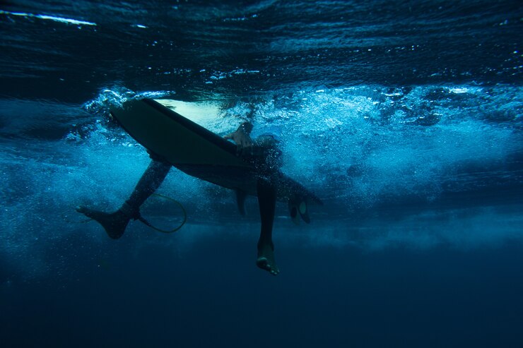 Photo gratuit surfer sur une vague bleue.