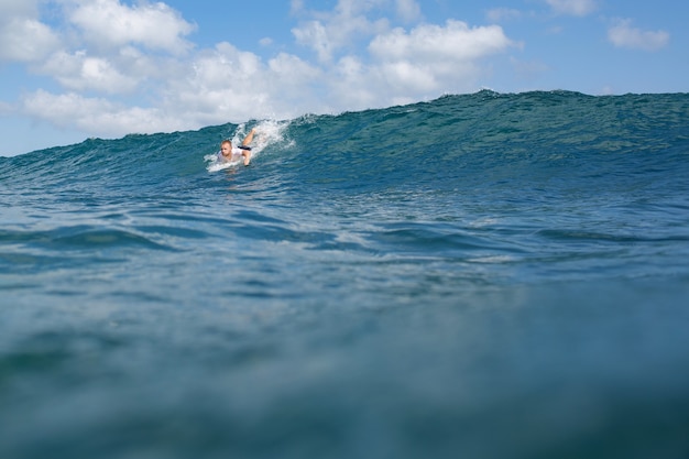 Surfer sur la vague.