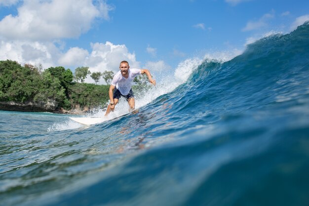 Surfer sur la vague.