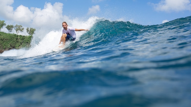 Surfer sur la vague.