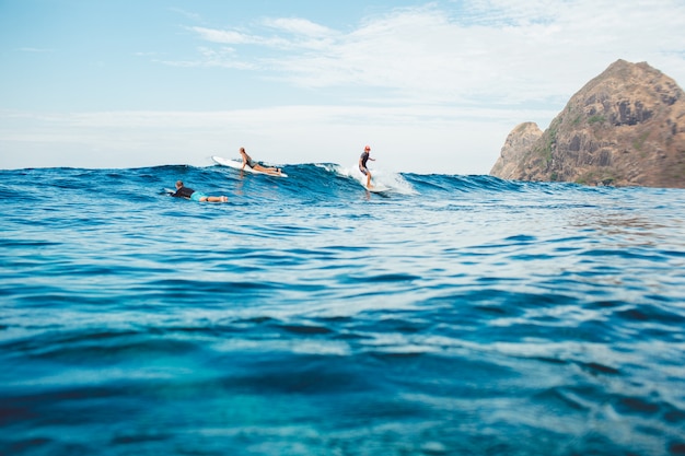 surfeur dans l'océan