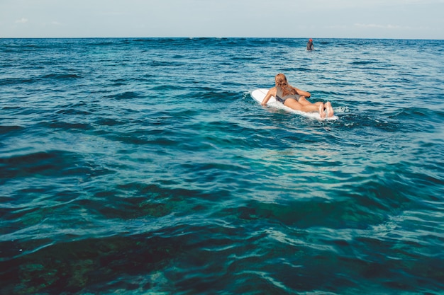 surfeur dans l&#39;océan