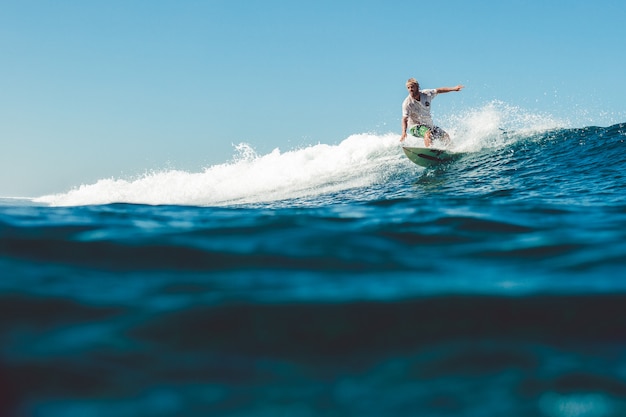 Photo gratuite surfeur dans l'océan