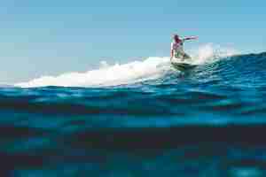 Photo gratuite surfeur dans l'océan