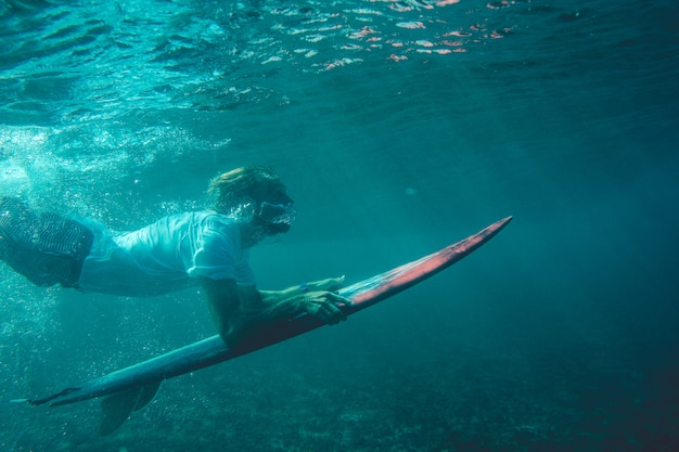 surfeur dans l&#39;océan
