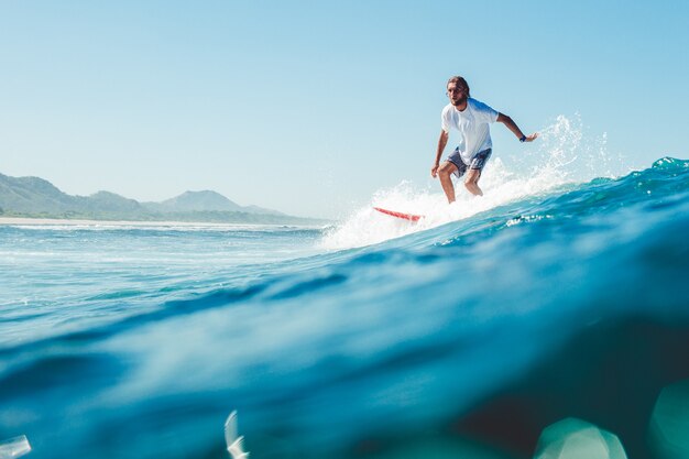 surfeur dans l&#39;océan