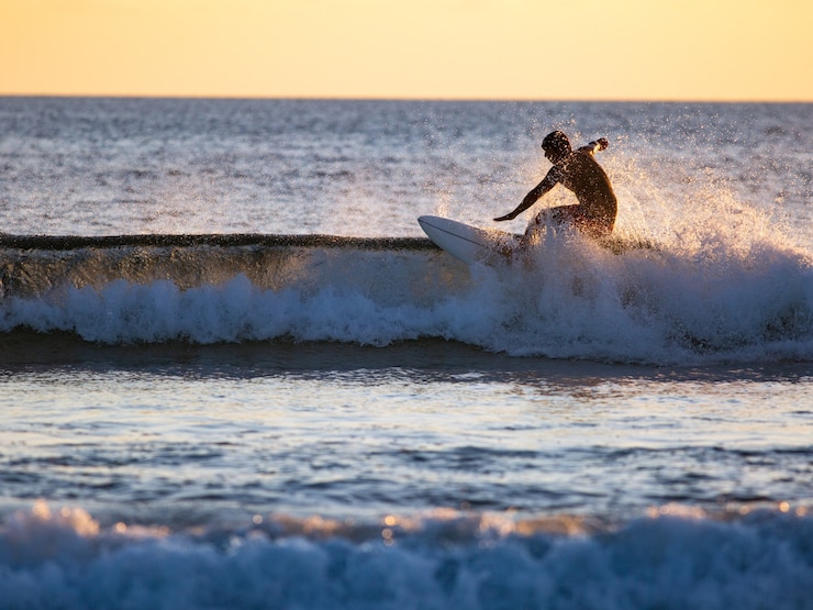 Photo gratuit surfeur sur la vague