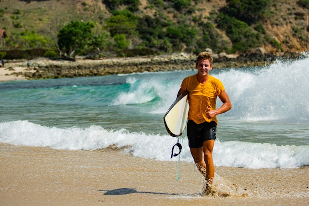 Les surfeurs vont à la plage.