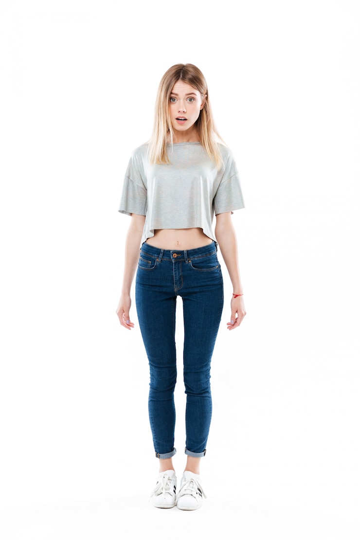 Photo gratuit surpris choqué jeune femme debout et à la recherche
