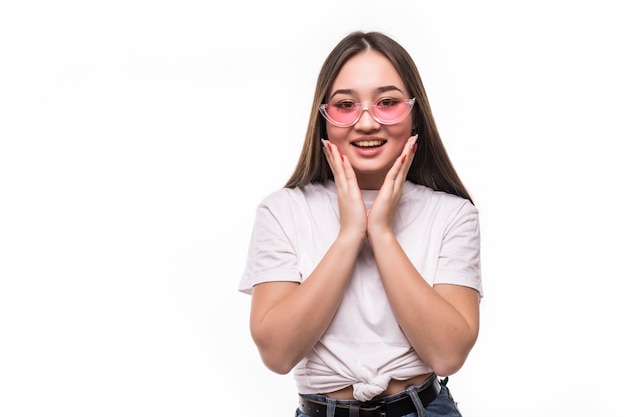 Surpris femme asiatique à lunettes de soleil isolé sur mur blanc