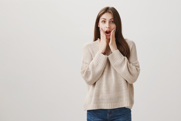 Surpris femme bouche ouverte étonné et regardant à l'avant impressionné