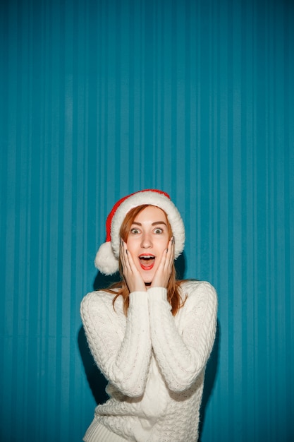 Surpris femme de Noël portant un bonnet de Noel