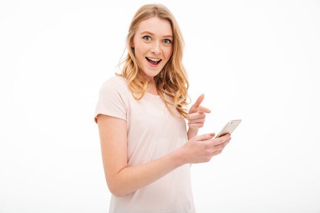 Surpris de jeune femme à l'aide de téléphone portable.