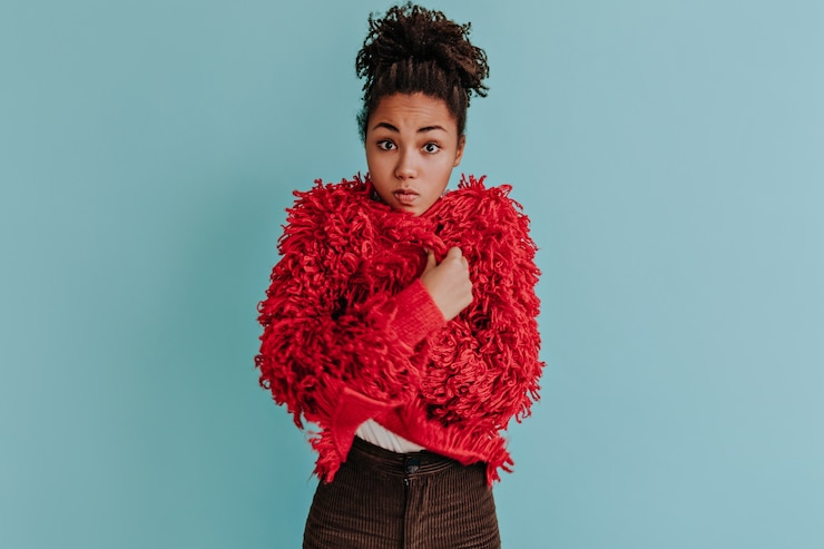 Photo gratuit surpris jeune femme posant en veste écologique rouge