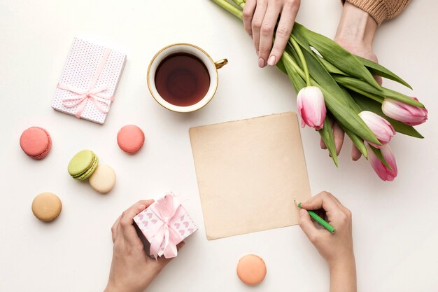 Surprise de la fête des mères avec bouquet de fleurs et bonbons