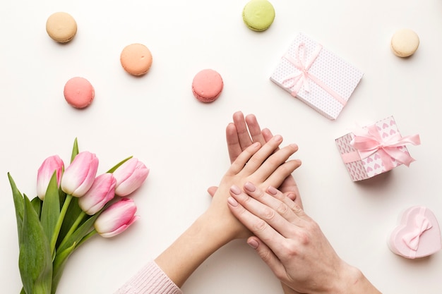 Surprise de la fête des mères avec des fleurs et des bonbons