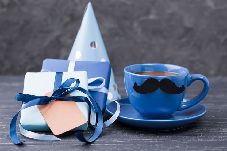 Photo gratuit surprise pour la fête des pères et une tasse de café