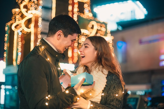 surprise romantique pour Noël, la femme reçoit un cadeau de son petit ami