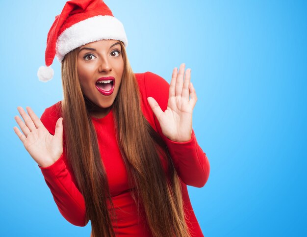 Surprised girl portant le père noël chapeau