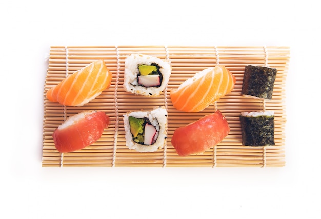 Photo gratuite sushi alimentaire sur fond blanc