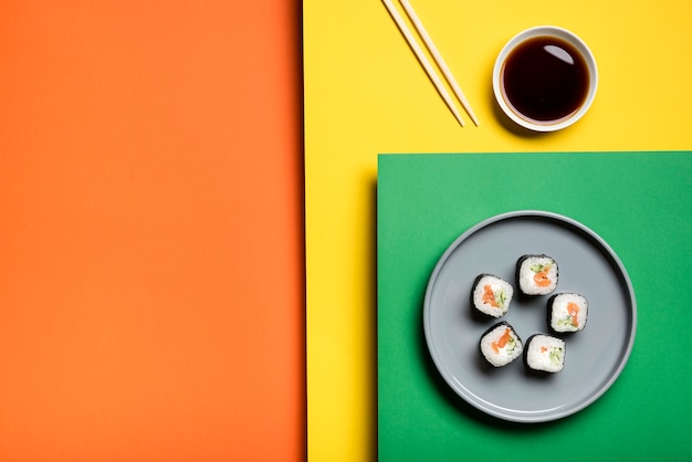 Sushi asiatique traditionnel roule sur fond coloré