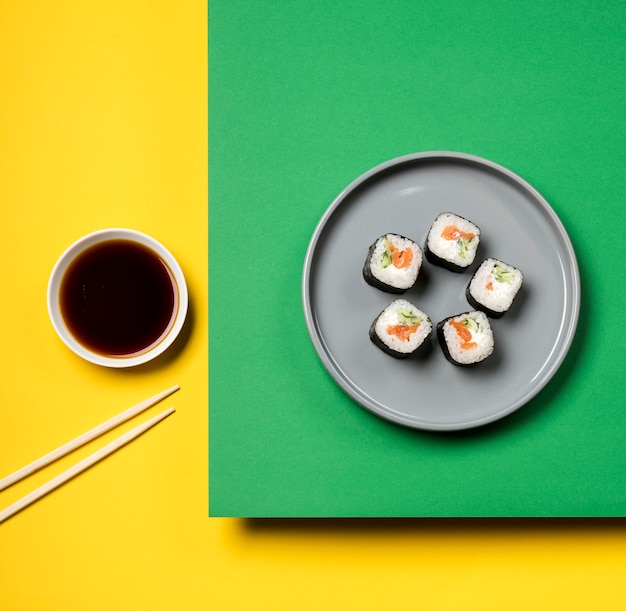 Photo gratuite sushi asiatique traditionnel roule à plat