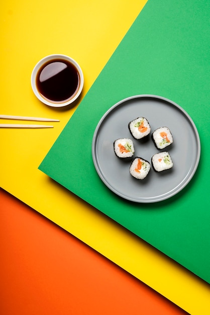 Sushi asiatique traditionnel roule vue de dessus