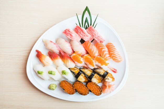 Sushi en assiette blanche