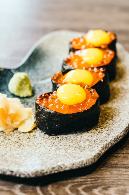 Photo gratuite sushi aux oeufs de saumon