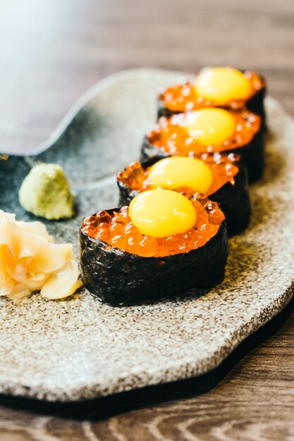 Sushi aux oeufs de saumon