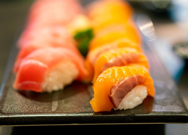 Sushi cru de saumon frais sur assiette - style de cuisine japonaise