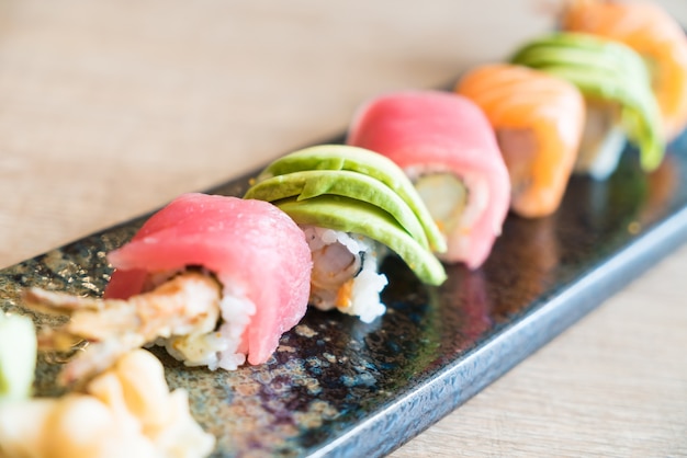 sushi Délicieux avec les fruits de mer et d&#39;avocat