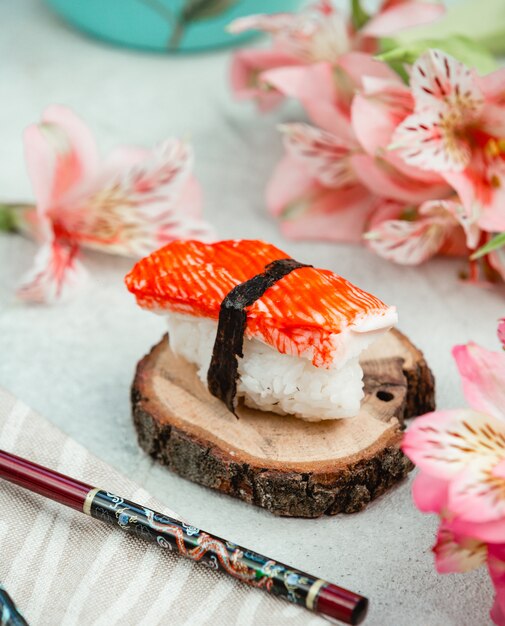 Sushi avec du riz et des bâtons de crabe