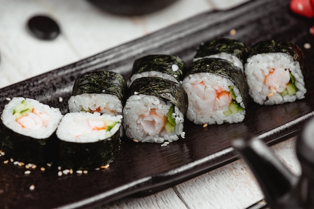 Sushi enveloppé noir avec du riz