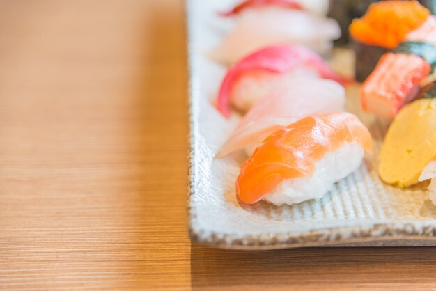 sushi frais gros plan traditionnel rouge