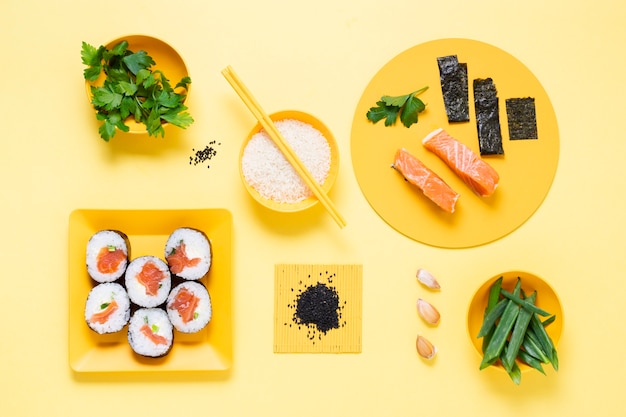 Sushi frais sur plaque avec souce